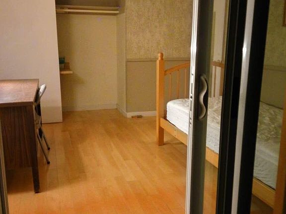 bed room with closet door open