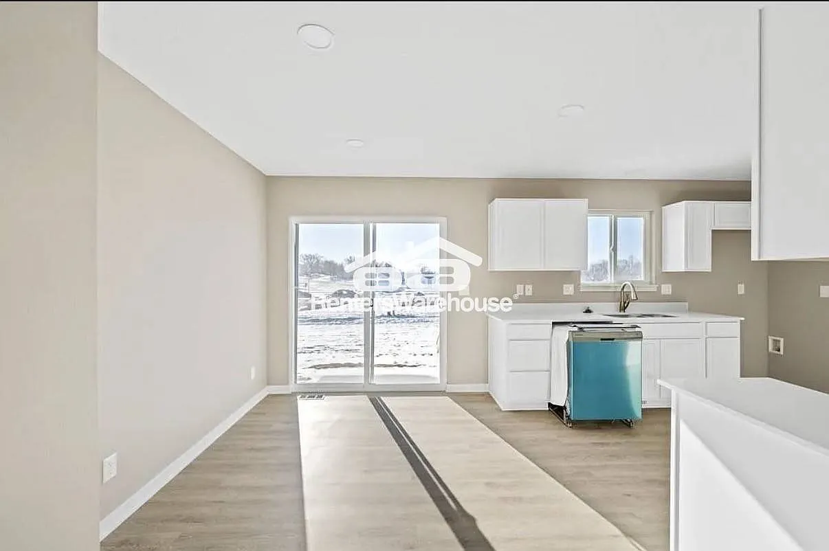 Three Bedroom Townhouse — Photo 4