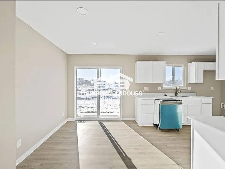 104 E Sycamore St — Photo 5