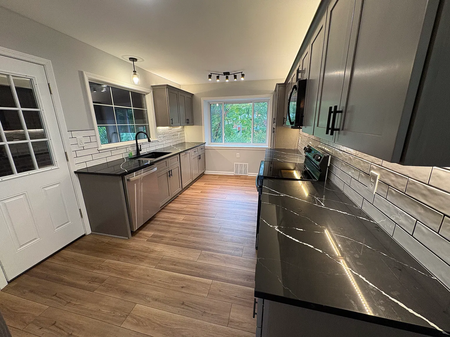 3 bed, 2500 sqft, $3,000 — Photo 2
