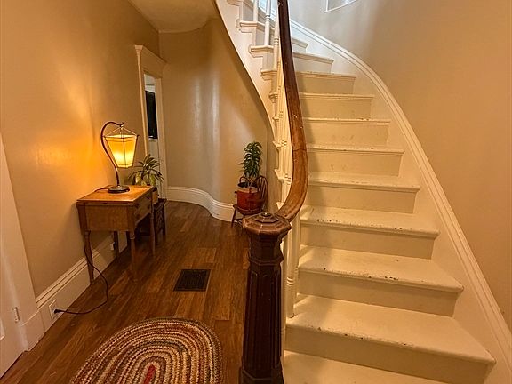 4th image of 186 Maxfield St