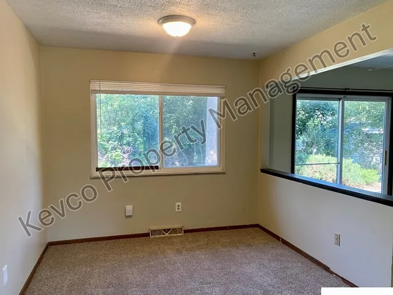 2805 Redwing Rd — Photo 4