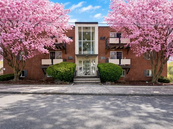 48 N Emerson St APT 1, Wakefield, MA 01880
