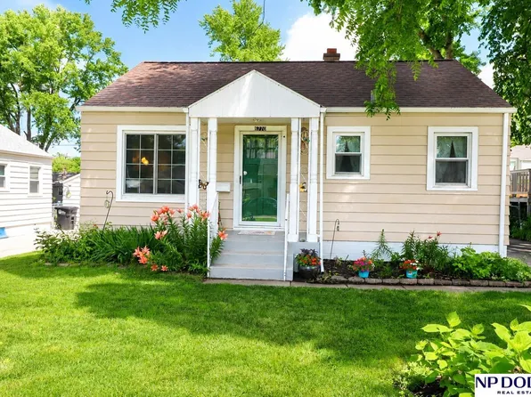 6770 Pratt St, Omaha, NE 68104