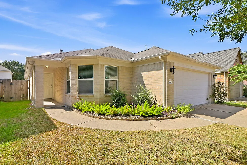 3 bed, 2.0 bath, 1761 sqft, $1,910 — Photo 1