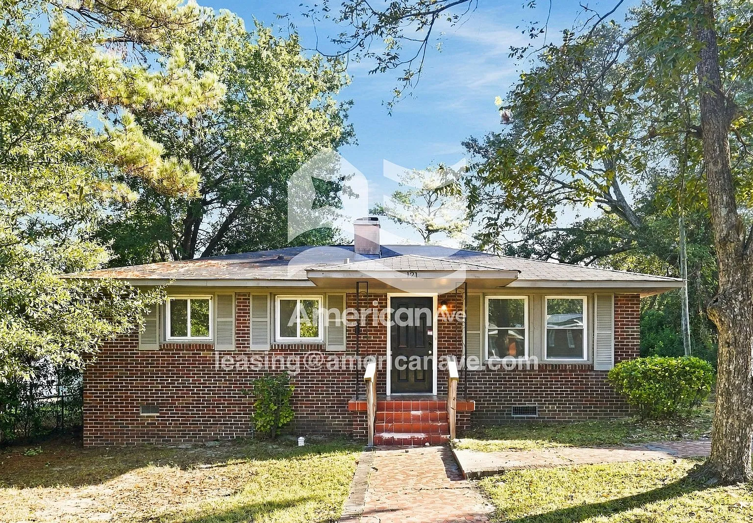 3 bed, 1.0 bath, 988 sqft, $1,215 — Photo 1