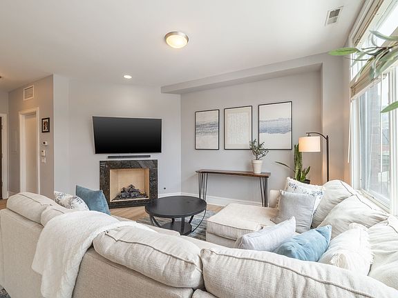 3rd image of 711 W Grand Ave #404