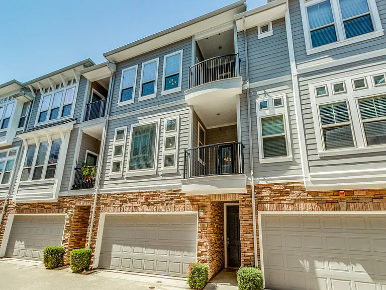 2326 Stutz Dr #103 — Photo 2
