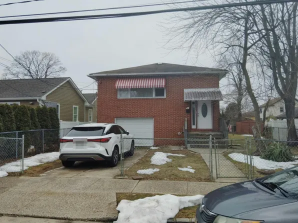 8 3rd St, Westbury, NY 11590