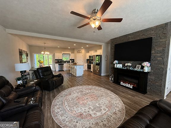 5th image of 136 Pebble Ln