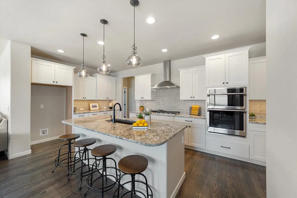 5 bed, 3300 sqft, $4,395 — Photo 3