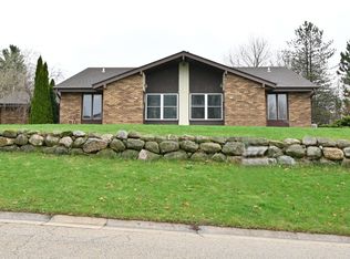 837 Crescent Ln #839, Hartland, WI 53029