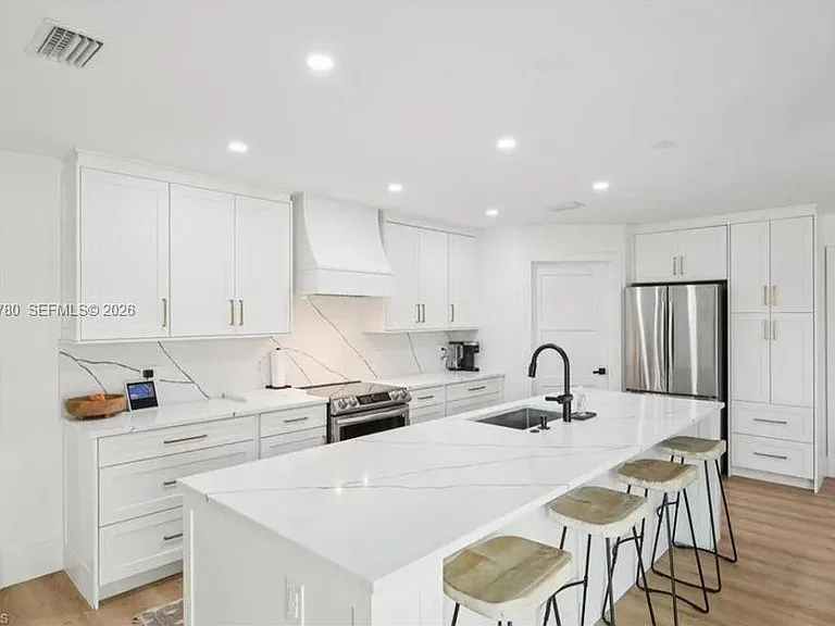 444 N Barfield Dr — Photo 10