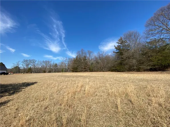 13 Majestic Shores Trl, Hartwell, GA 30643