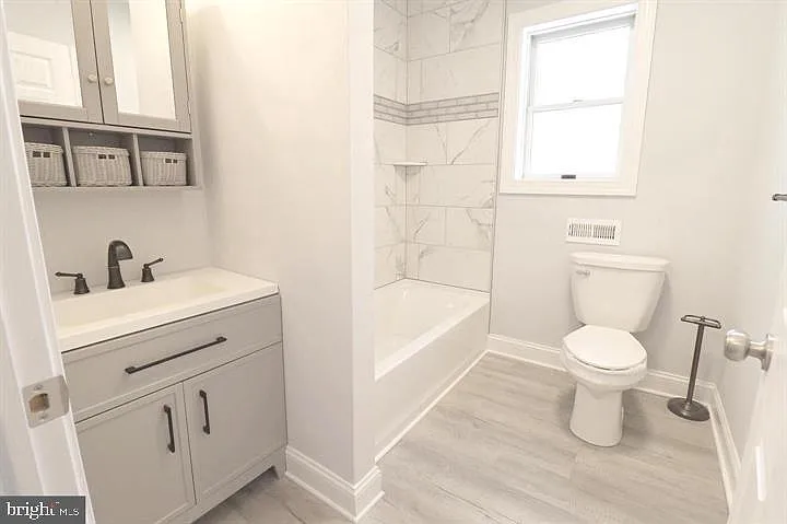 523 W 26th St — Photo 14