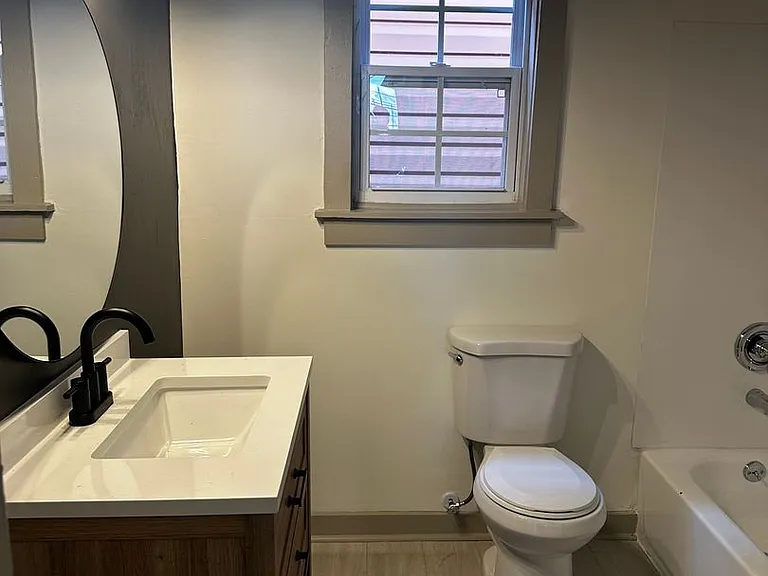 915 W Victory Dr — Photo 9