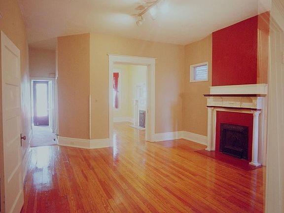 Living room with 1 working fireplace