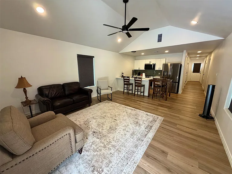 1107 Neches St — Photo 2