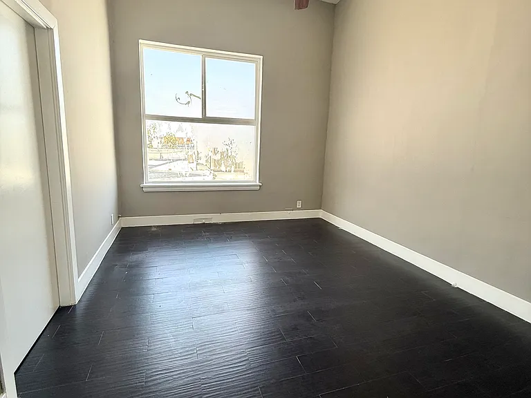 2330 E Cesar E Chavez Ave #5-8 — Photo 9