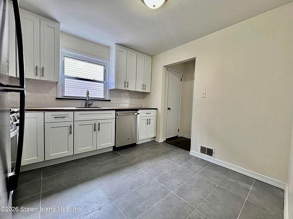 5th image of 567 Armstrong Ave Floor 1