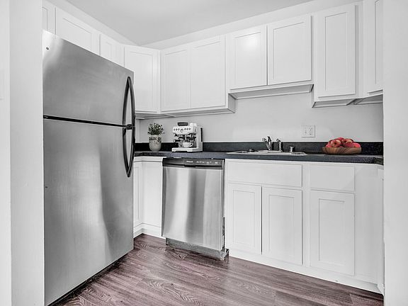 5th image of 401 Bedford Ln #610