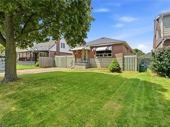 6 Seven Oaks Dr, Hamilton, ON L9A 4C8