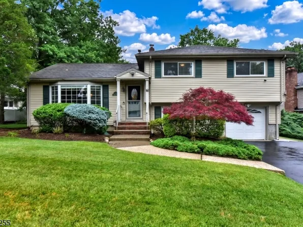 380 Shea Dr, New Milford Boro, NJ 07646