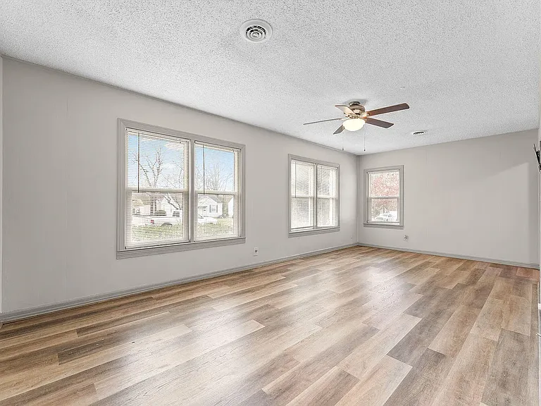 640 S Kentwood Ave — Photo 3