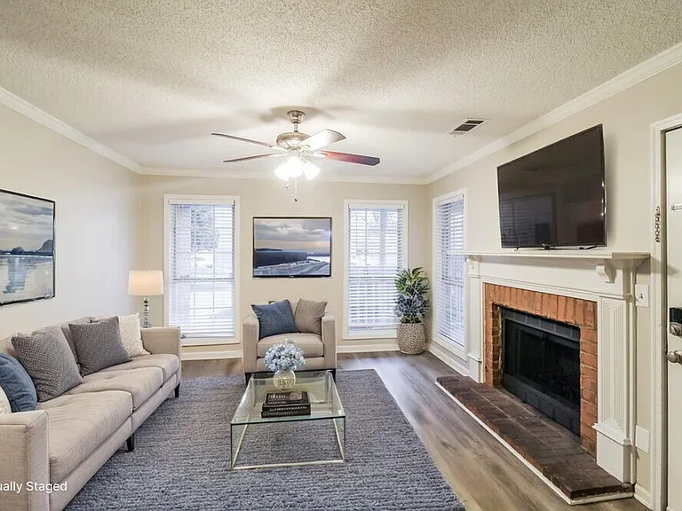 839 Ashley Ln — Photo 4