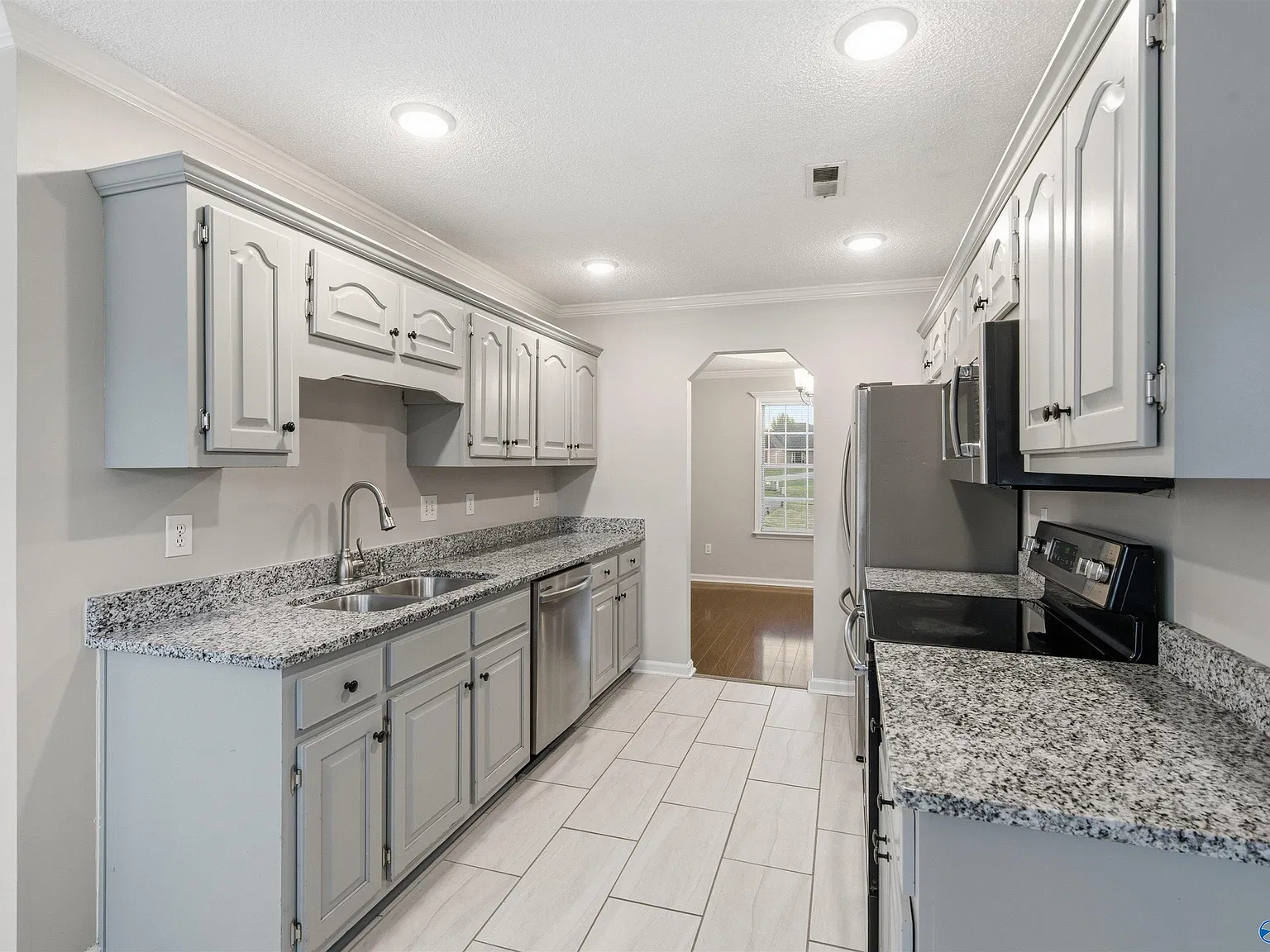 3 bed, 2.0 bath, 1728 sqft, $1,850 — Photo 2