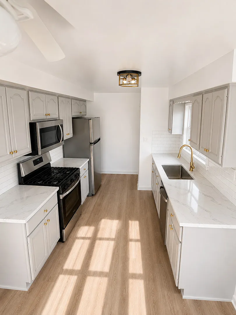 3 bed, 1040 sqft, $3,250 — Photo 2