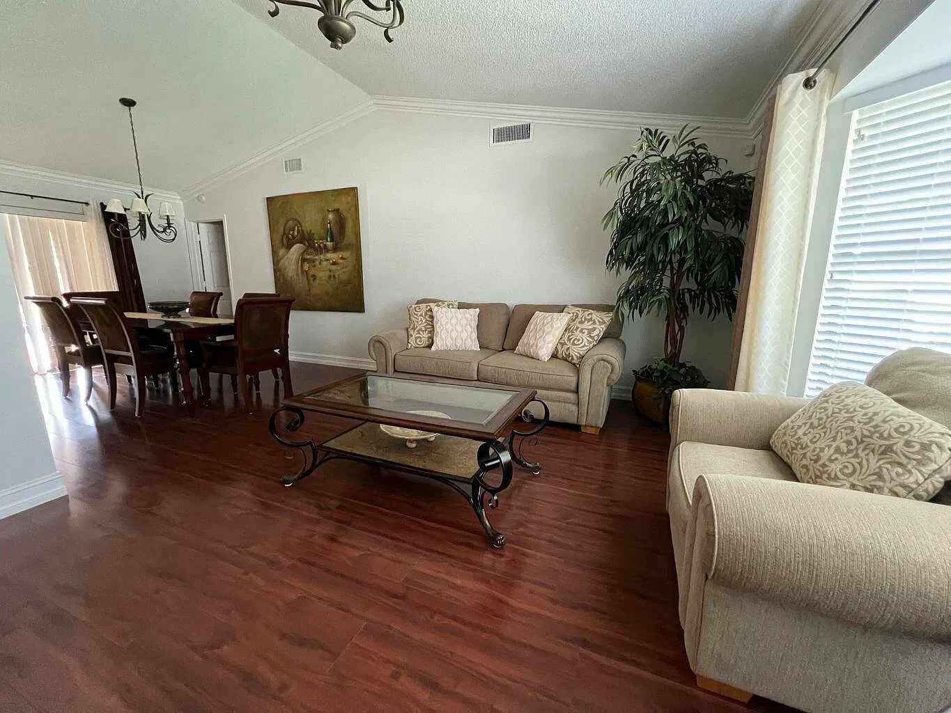 4 bed, 2.0 bath, 2112 sqft, $4,200 — Photo 2