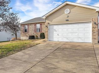 913 Grape Arbor Dr, Arnold, MO 63010