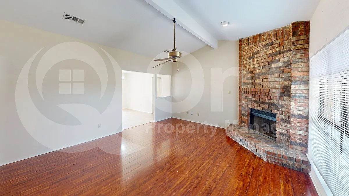 3 bed, 2.0 bath, 1383 sqft, $2,025 — Photo 4