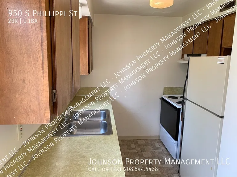 950 S Phillippi St — Photo 2