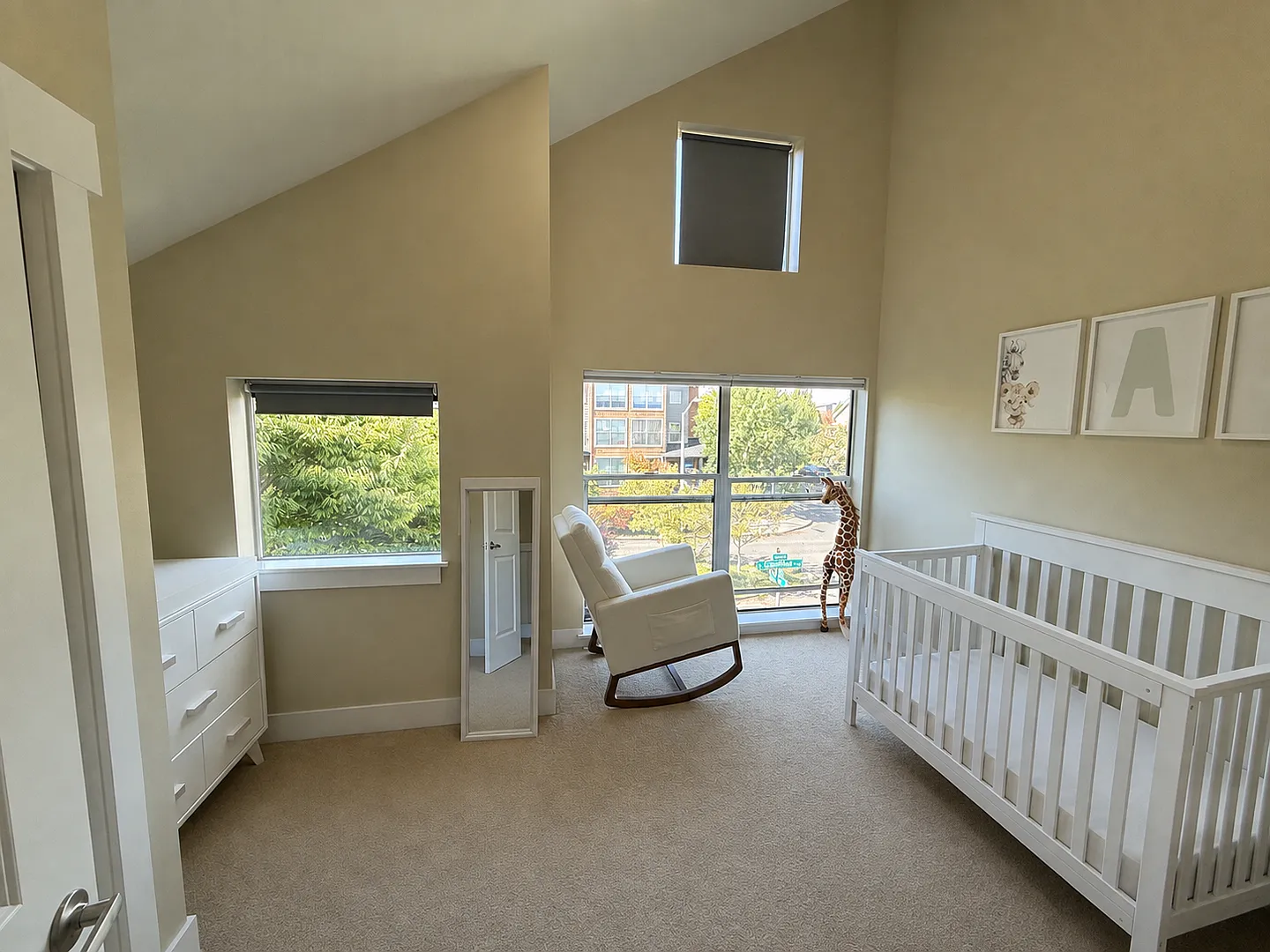 Bright & Spacious Townhome for Rent in a Charming, Tree-Lined Neighborhood — Photo 4