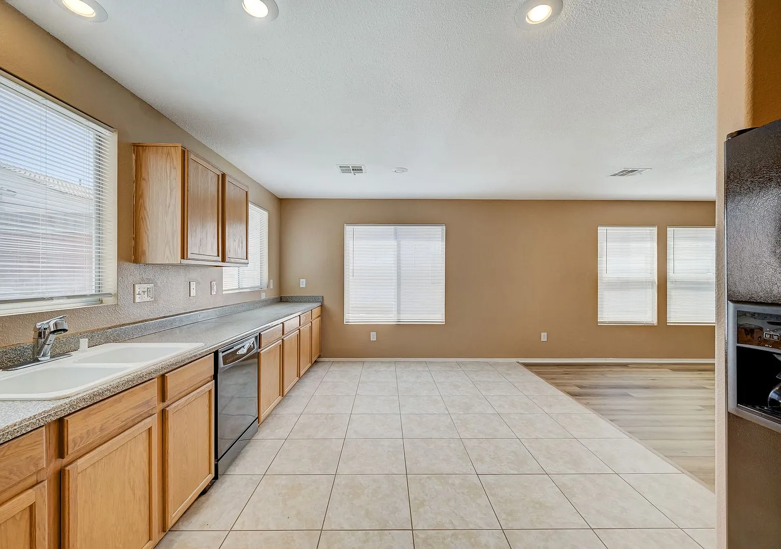8621 Grand Pine 5bd — Photo 4