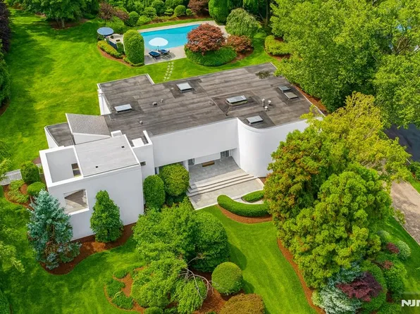 44 Adams Dr, Cresskill, NJ 07626