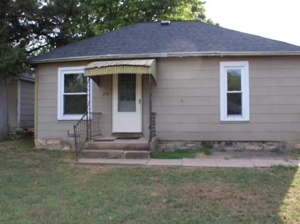 214 N Iowa St, Winfield, KS 67156
