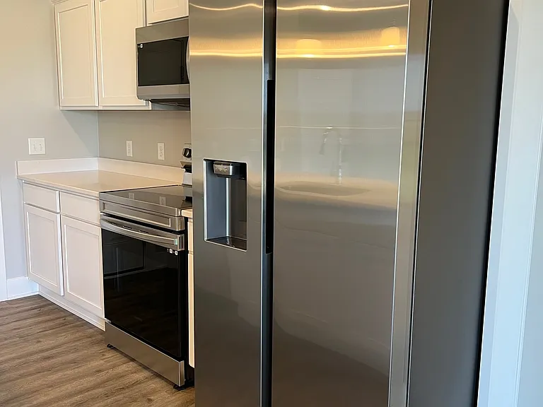 233 NW Greenway Pl — Photo 2