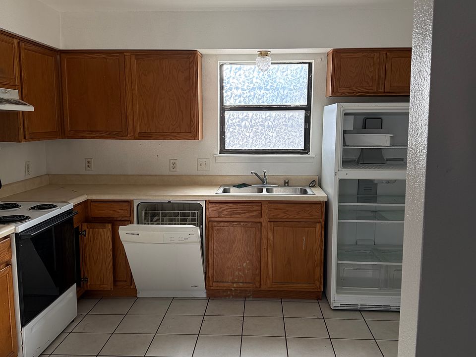 2nd image of 228 Desert Rose Ct #2