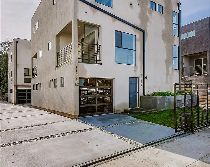 11510 Emelita St — Photo 19