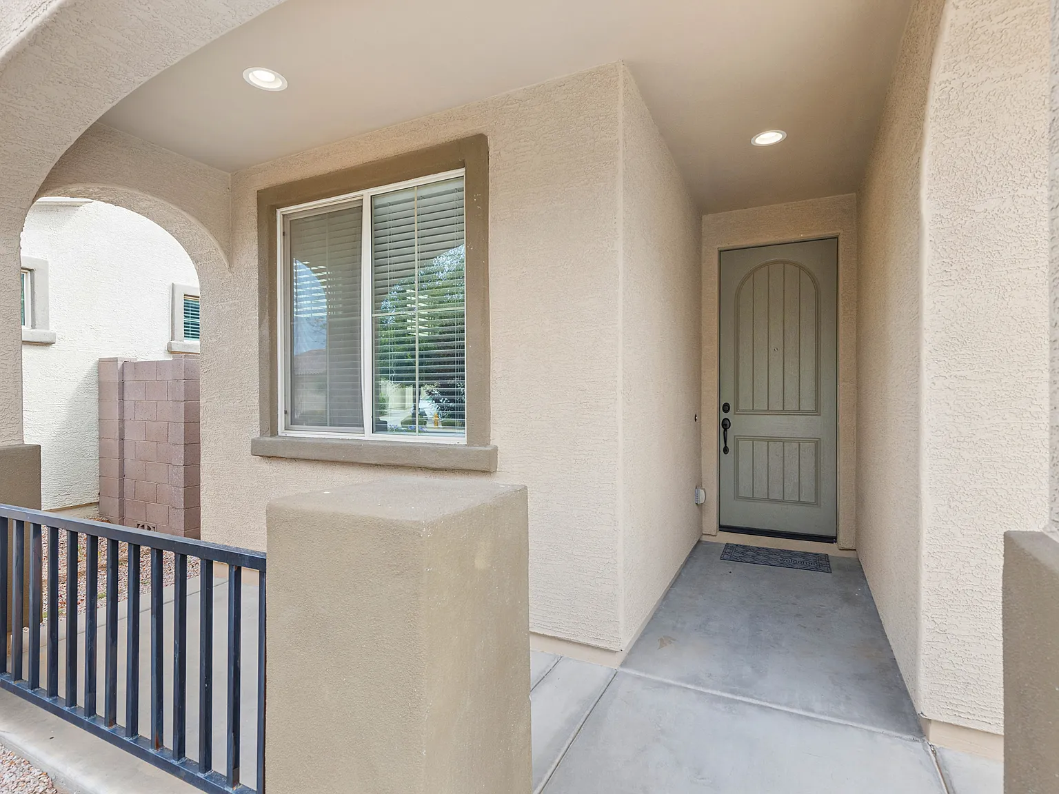 5 bed, 2.5 bath, 1960 sqft, $2,400 — Photo 2