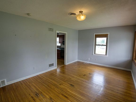 3rd image of 2327 Lone Oak Rd