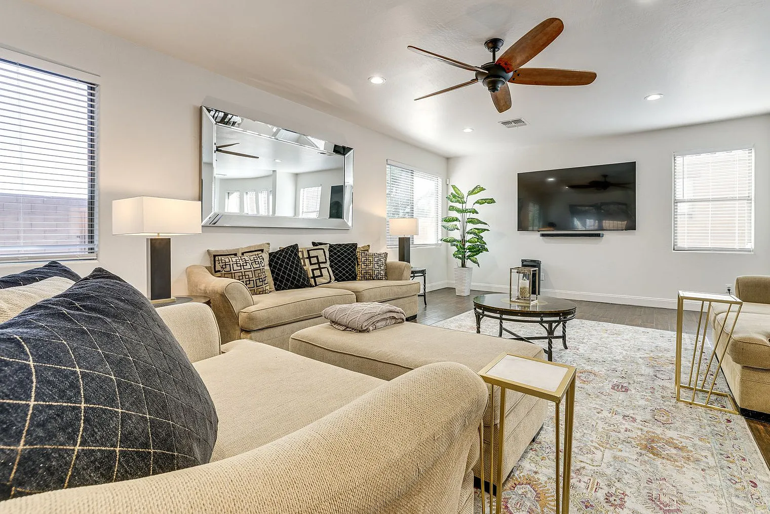 5 bed, 3.0 bath, 4994 sqft, $7,160 — Photo 1