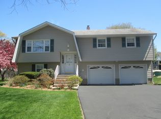 2 Chalen Ct, Pompton Plains, NJ 07444