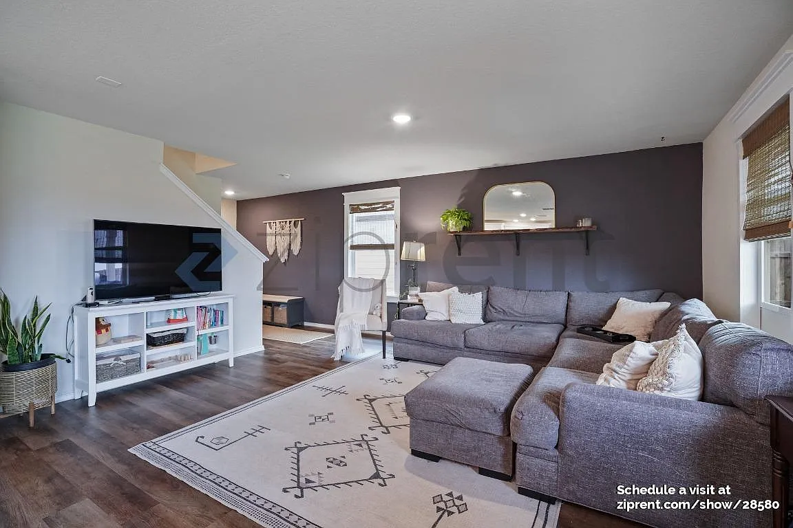 4 bed, 2.5 bath, 1619 sqft, $1,800 — Photo 3
