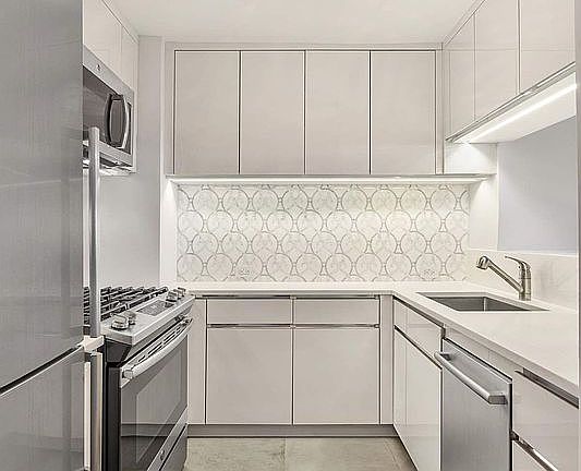 3rd image of 201 W 70th St APT 25L
