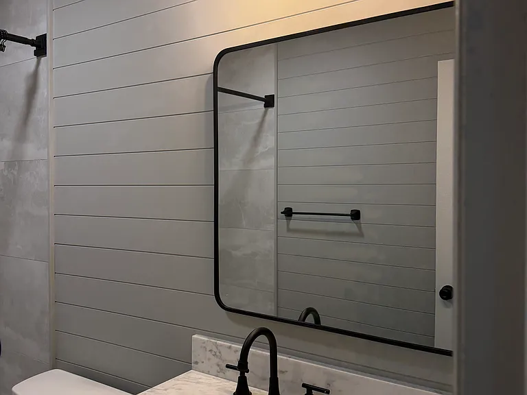 Main bath with tub