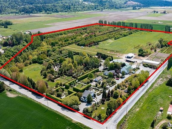 Lot lines are Approximate. Buyer to verify. >
